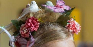 Den šílených účesů